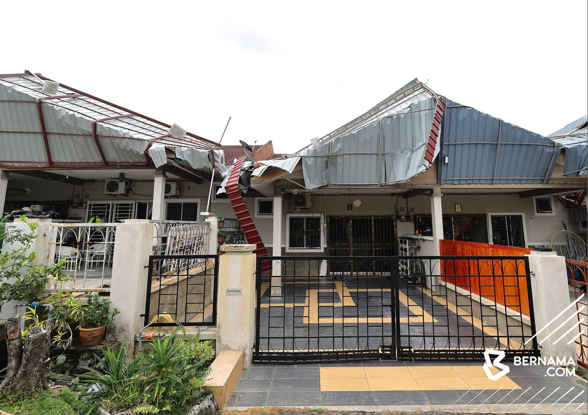 bernamadotcom's tweet photo. #Seremban Beberapa penduduk di Taman Nusari Bayu, Sendayan berdepan detik cemas apabila ribut kencang yang melanda petang semalam mengakibatkan kerosakan teruk pada kediaman mereka.

Muhammad Sallehin Mohd Din, 44, menetap di Taman Nusari Bayu 2 sejak 2011 berkata kejadian itu yang kedua dialaminya selepas kejadian pertama yang berlaku sekitar 2014 hingga 2016.

Penjawat awam berkenaan berkata akibat kejadian itu dia mengalami kerugian hampir RM10,000 termasuk kerosakan pada siling rumah.

📸Hazim Muhammad | BERNAMA 

#BernamaNews 
#ribut 
#Sendayan