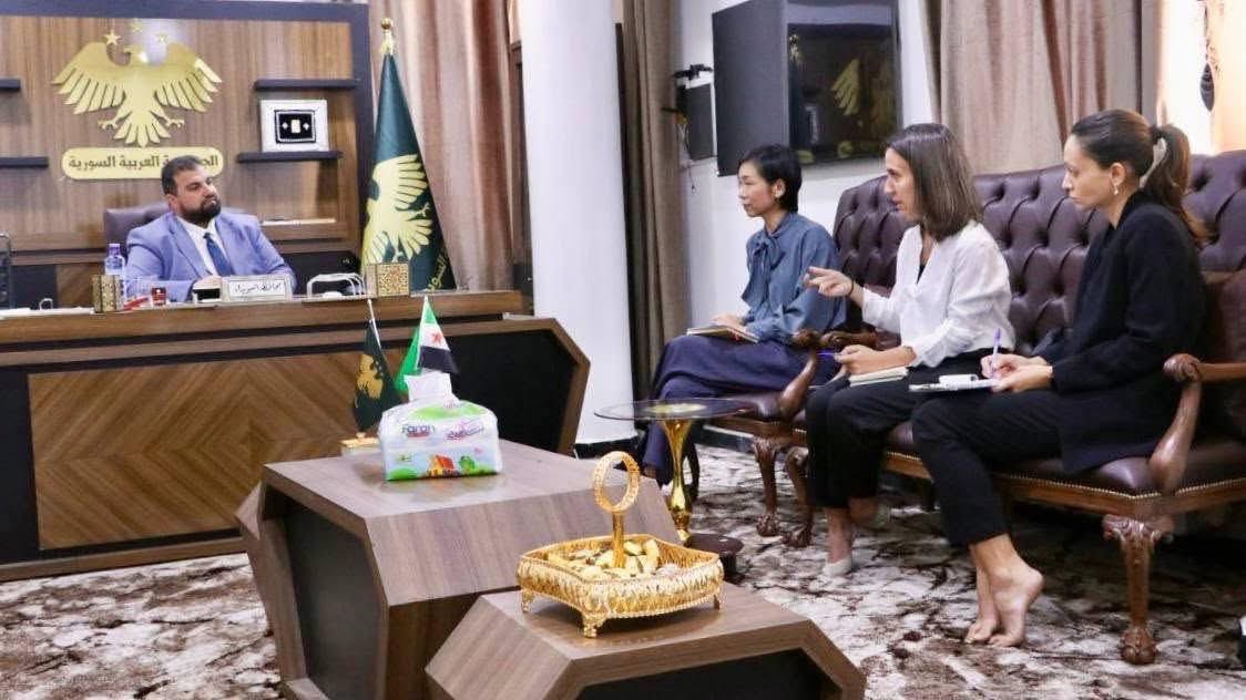 بتفوت على مكتب المحافظ بتلاقي الصرامي مصفوفة ومكومة قدّام  باب المحافظة.. 

عن جد الله يلعن العديم يلي وقَع بسلة تين…

يا أخي، مبنى المحافظة مش بيت أبوك، ولا مضافتك، لتطلب من وفد أطباء بلا حدود يخلعوا أحذيتهم قبل ما يفوتوا لعندك!

تخيلوا ريحة المكتب .. جرابات ايفري وير ..