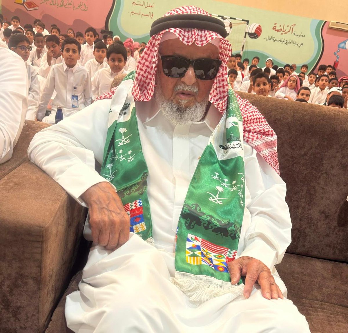 كرّمت مدرسة مصعب بن عمير الابتدائية بالسيح أوّل مدير للمدرسة المربي الفاضل أ.محمد بن سعد المعيذر في لفتة وفاء من مديرها الحالي أ.عبداللطيف المهيني ومنسوبي المدرسة
وتولّى المعيذر إدارة المدرسة عند تأسيسها عام 1390هـ الذي عبر وأبنائه عن شكرهم وتقديرهم لمنسوبي المدرسة على هذا الوفاء