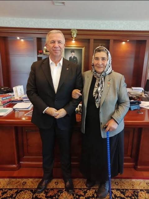 Şehit annesi olmak ülke siyasetini belirleyebilecek bir ayrıcalık tanımıyor kimseye.
Gezi teröründe ortada o.
Darbe mitinglerinde o.
Üstelik Pakize Akbaba isimli bayan ortaya çıktığı ilk günden bu yana sadece siyaset yaptı. En son CHP'den aday adayı oldu. 
Gitsin siyaset yapsın.