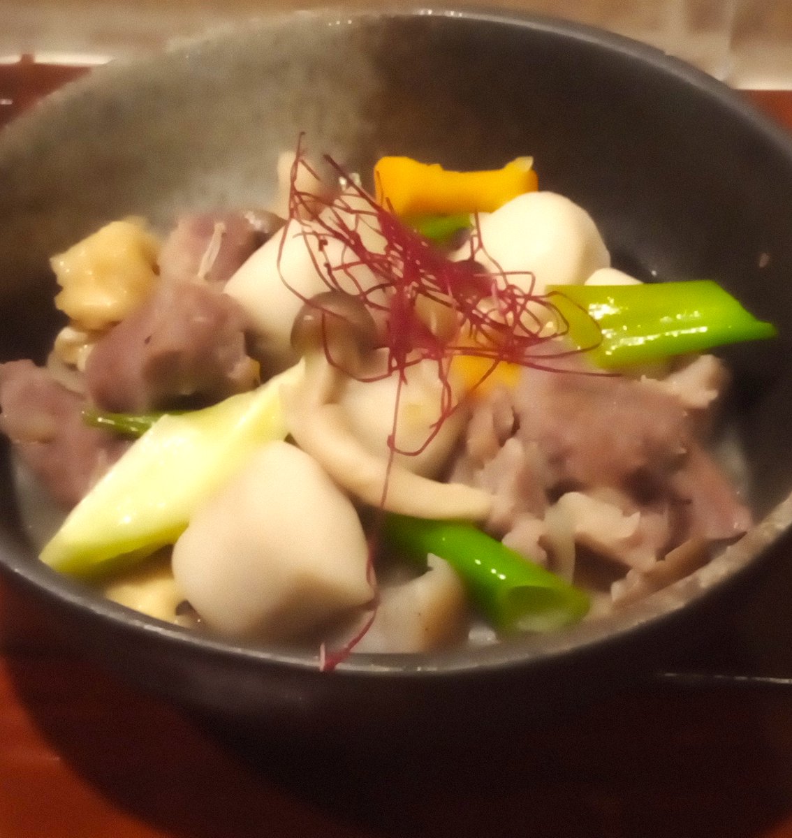 山形からのお客さんにウチの洋風芋炊きをお褒めいただいたぜ、Yeah🥳🥳
言われてみれば確かに豚肉で味噌仕立ての庄内風芋煮に通じるところはあるな

でもって、愛媛に芋煮文化があることに懐疑的だったのだけれど、
｢伊達の殿様が～｣って言った途端に｢ああ…｣って納得されてたのが面白かったな😆