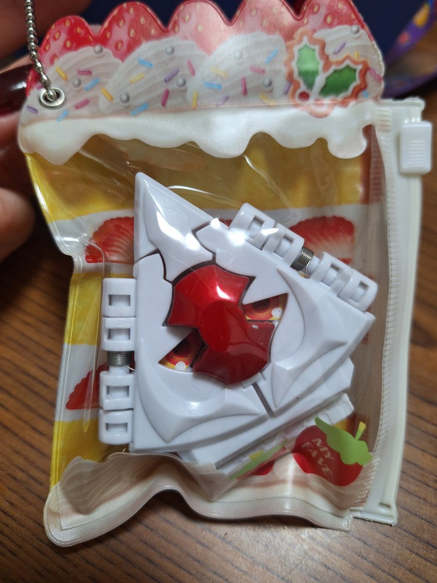 可愛くて買ったけど入れてみたらキツかったー
表情からして不満げでしょ笑
#ゴチゾウ