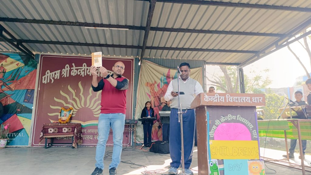 pmshrikvdhar's tweet image. 📚✨ पुस्तकालय सप्ताह विशेष गतिविधि ✨📚
आज दिनांक 15 नवंबर 2025 को पुस्तकालय सप्ताह के अंतर्गत हमारे विद्यालय के अंग्रेजी भाषा के शिक्षक श्री कैलाश रामहित प्रजापति द्वारा पुस्तक समीक्षा प्रस्तुत की गई। @EduMinOfIndia
@KVS_HQ @kvs_bhopal @PriyankM_IAS #libraryweek