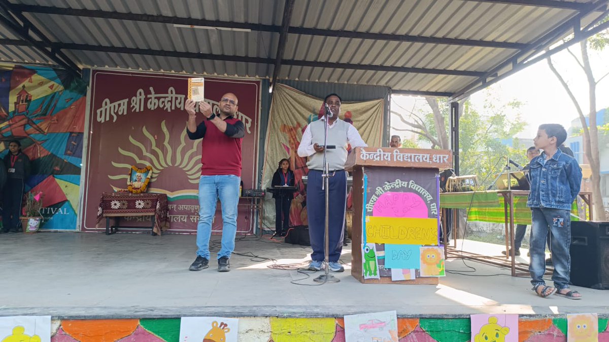 pmshrikvdhar's tweet image. 📚✨ पुस्तकालय सप्ताह विशेष गतिविधि ✨📚
आज दिनांक 15 नवंबर 2025 को पुस्तकालय सप्ताह के अंतर्गत हमारे विद्यालय के अंग्रेजी भाषा के शिक्षक श्री कैलाश रामहित प्रजापति द्वारा पुस्तक समीक्षा प्रस्तुत की गई। @EduMinOfIndia
@KVS_HQ @kvs_bhopal @PriyankM_IAS #libraryweek