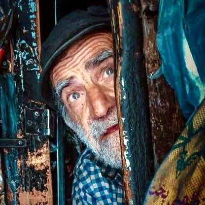 ••••••

Göğe baktım yerli yerinde
Haydutlar, dalavereciler yerli yerinde
Vurguncular, hayınlar, vurdumduymazlar öyle.
İyi dedim içim rahatladı !
Düzen bozulmamış dedim..

/T.Uyar/