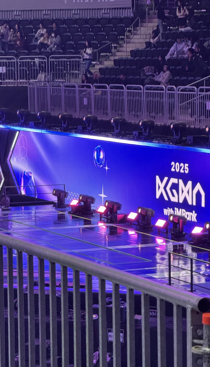 _MothVision_'s tweet image. view at KGMA today yayyy, so excited to see skz piwon and btob!!!!