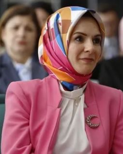 📍Aile Bakanı Mahinur Özdemir Göktaş, "Doğurganlık hızındaki düşüşün yalnızca ekonomik göstergelere indirgenemeyeceğini" söylüyor.
🔻🔻🔻

Evet, “çocuksuz hanelerin” sayısının bu kadar artmış olmasını sadece “ekonomik sebeplere” bağlamak doğru olmaz ama…
Bunun payının çok büyük