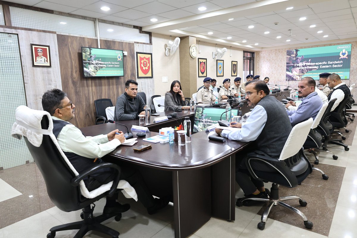 CISFEast's tweet image. CISF trainee Assistant Commandants called on Shri Deepak Verma, IG Eastern Sector, during their sector-specific training. They discussed their learning, observations, and experiences from various CISF units in the Eastern Sector.
#CISF #Training @CISFHQrs