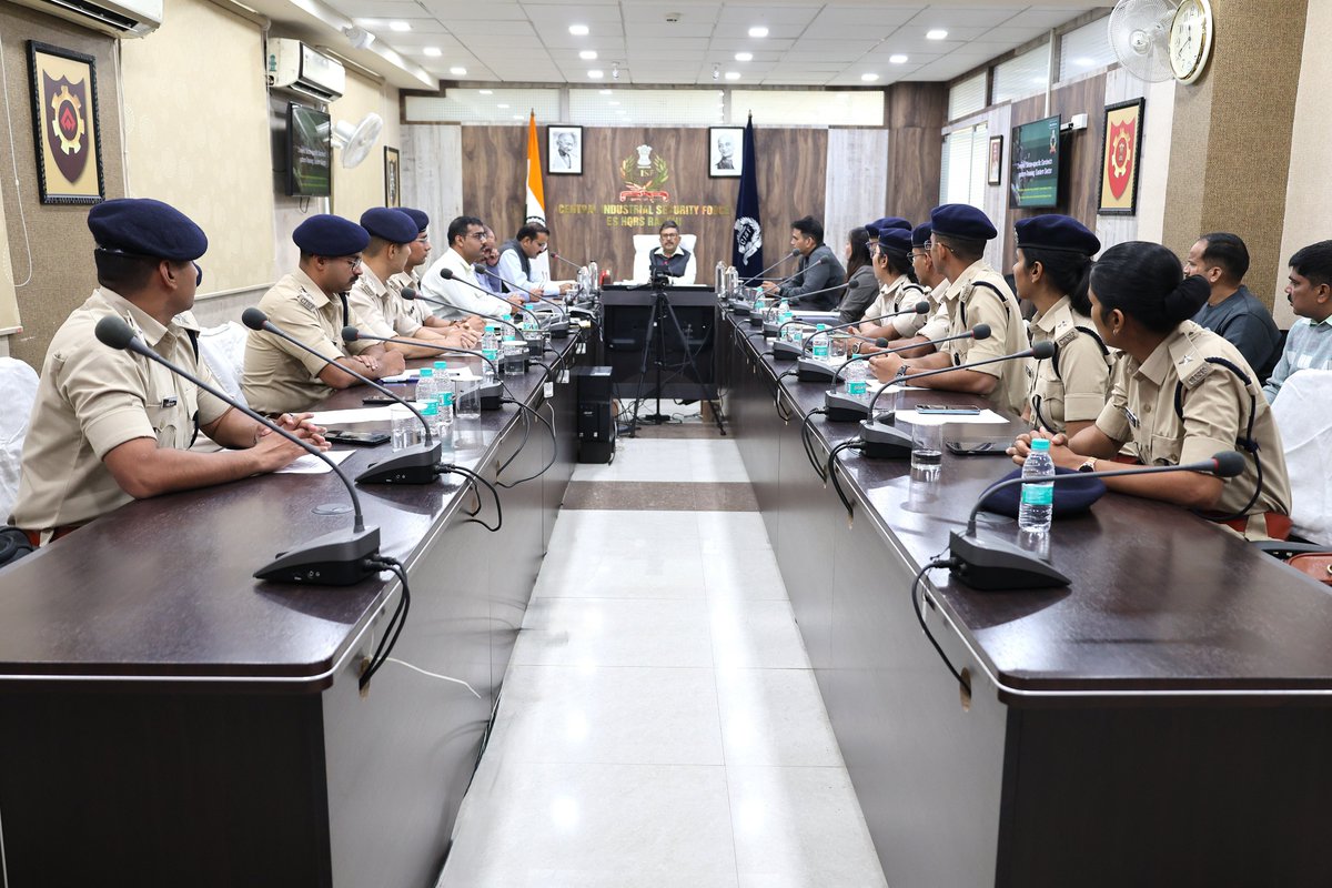 CISFEast's tweet image. CISF trainee Assistant Commandants called on Shri Deepak Verma, IG Eastern Sector, during their sector-specific training. They discussed their learning, observations, and experiences from various CISF units in the Eastern Sector.
#CISF #Training @CISFHQrs