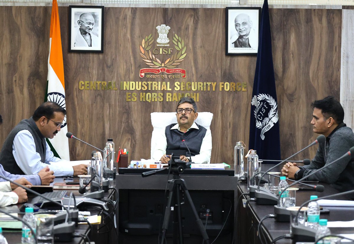 CISFEast's tweet image. CISF trainee Assistant Commandants called on Shri Deepak Verma, IG Eastern Sector, during their sector-specific training. They discussed their learning, observations, and experiences from various CISF units in the Eastern Sector.
#CISF #Training @CISFHQrs