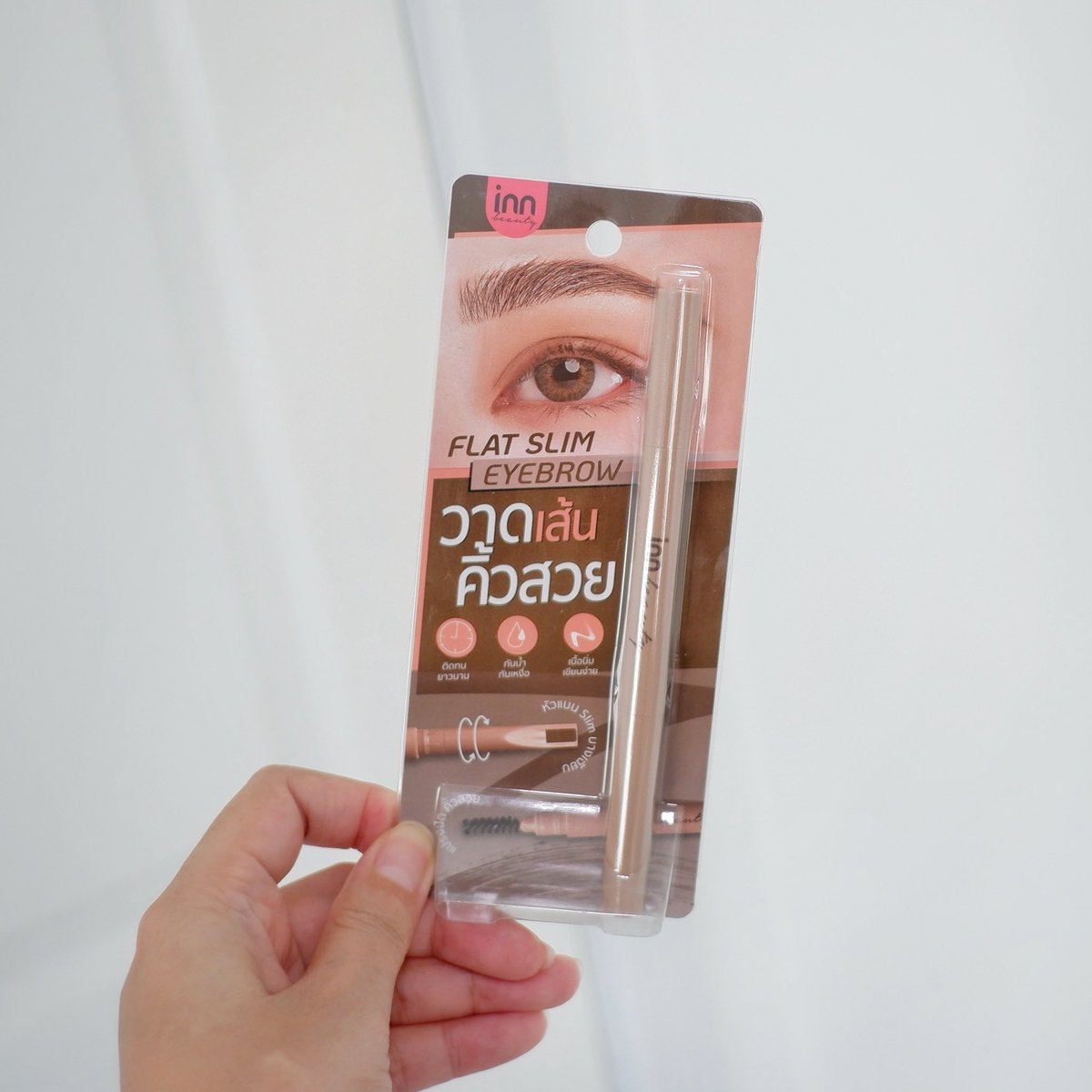 bhatranits's tweet image. หาดินสอเขียนคิ้วที่ไม่ติดแดงสำหรับคนผมเข้ม/ผมดำยากมาก แต่ Inn Beauty Flat Slim Eyebrow Pencil ใช้แล้วคือรอด สีเขาจะออกน้ำตาลเทานิด ๆ มีละมุนเป็นธรรมชาติ หัวแบน slim เขียนง่าย วาดคิ้วให้เป็นเส้นได้ ติดทน คิ้วเป๊ะทั้งวัน ราคาแค่ 99.- 
#innbeautyth #ดินสอเขียนคิ้ว