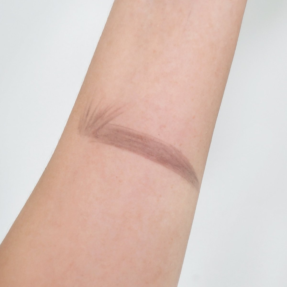 bhatranits's tweet image. หาดินสอเขียนคิ้วที่ไม่ติดแดงสำหรับคนผมเข้ม/ผมดำยากมาก แต่ Inn Beauty Flat Slim Eyebrow Pencil ใช้แล้วคือรอด สีเขาจะออกน้ำตาลเทานิด ๆ มีละมุนเป็นธรรมชาติ หัวแบน slim เขียนง่าย วาดคิ้วให้เป็นเส้นได้ ติดทน คิ้วเป๊ะทั้งวัน ราคาแค่ 99.- 
#innbeautyth #ดินสอเขียนคิ้ว