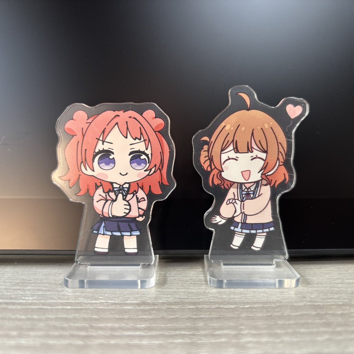 「咲季さんアクスタもおります! 隣にぴったりの佑芽ちゃんアクスタは一体…!?【1組」|二酸化炭素伯爵のイラスト