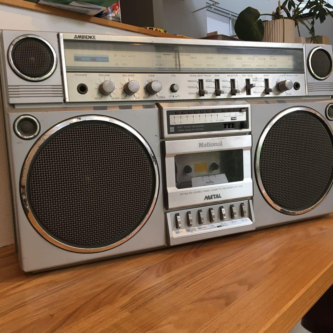 ラジカセが欲しいんだよ。デカくてイカしたやつ。色はシルバーだな