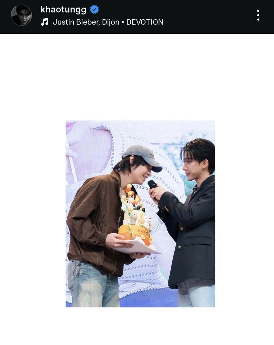 out of every pic with first from that event he had to pick the one where hes looking at him with so much fondness while holding back tears I hope I die 😭 also the word "devotion" fits them so well... crying

#FirstKhaotung #เฟิร์สข้าวตัง