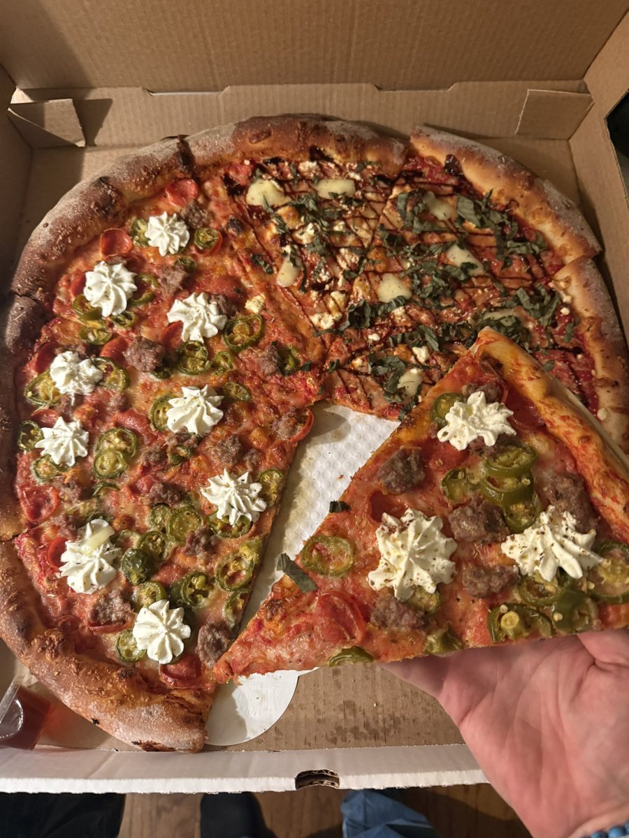 goshjoshgames's tweet image. 1 large pizza please

MASSIVE 

Drove to our old town after  work for the best pizza in existence. 
#pizza