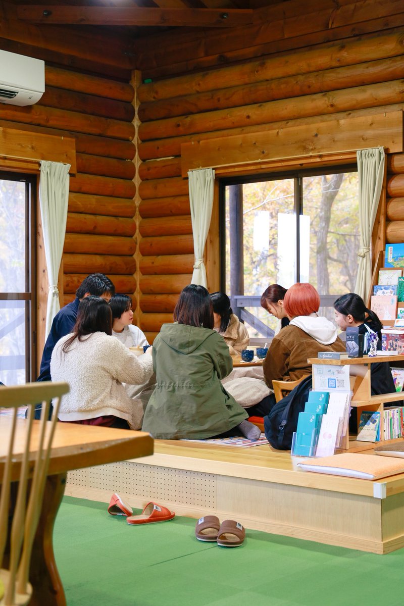 阿賀町は紅葉真っ只中です🍁
今日は新潟大学のUホームの活動で、津川駅で特産品の販売をやっているそうです！秋晴れの電車旅も是非お楽しみください〜！(イベント前に来てくれました3枚目)

そして本日17:00〜はスウェーデントーチ！火を囲む会を行います◎どなたでもお気軽にお立ち寄り下さい☺️
