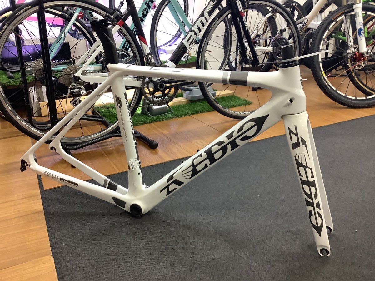 オススメカーボンフレーム↗️ AVEDIO VENUS RS 剛性バランスに長けて