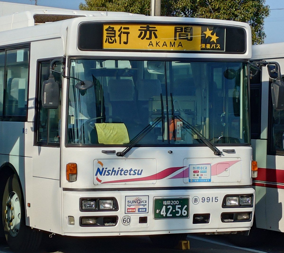 西鉄バス赤間営業所で今は亡き深夜バスの幕で休憩中のバスを見かけました。