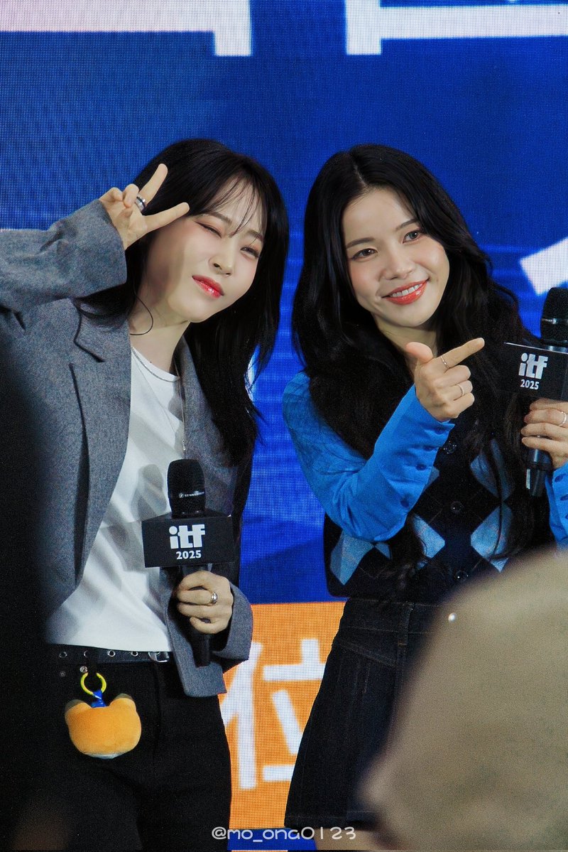 mo_ona0123's tweet image. 251109  DJB

용콩별콩🥹🥹🥹

#mamamoo #마마무 
#mamamooplus #마마무플러스
#solar #솔라 #金容仙
#moonbyul #문별 #文星伊