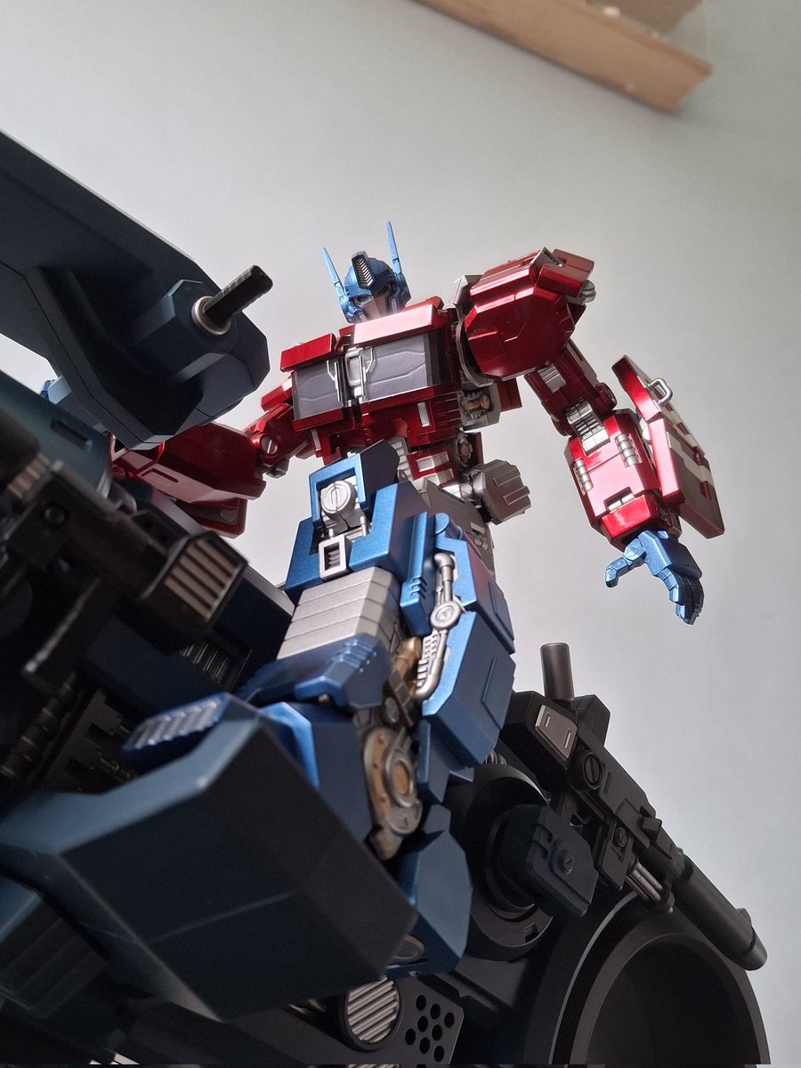 Kamikia10's tweet image. MMA Slaughterlaird for @zeraus_s!! He&apos;s a very pretty IDW Optimus figure