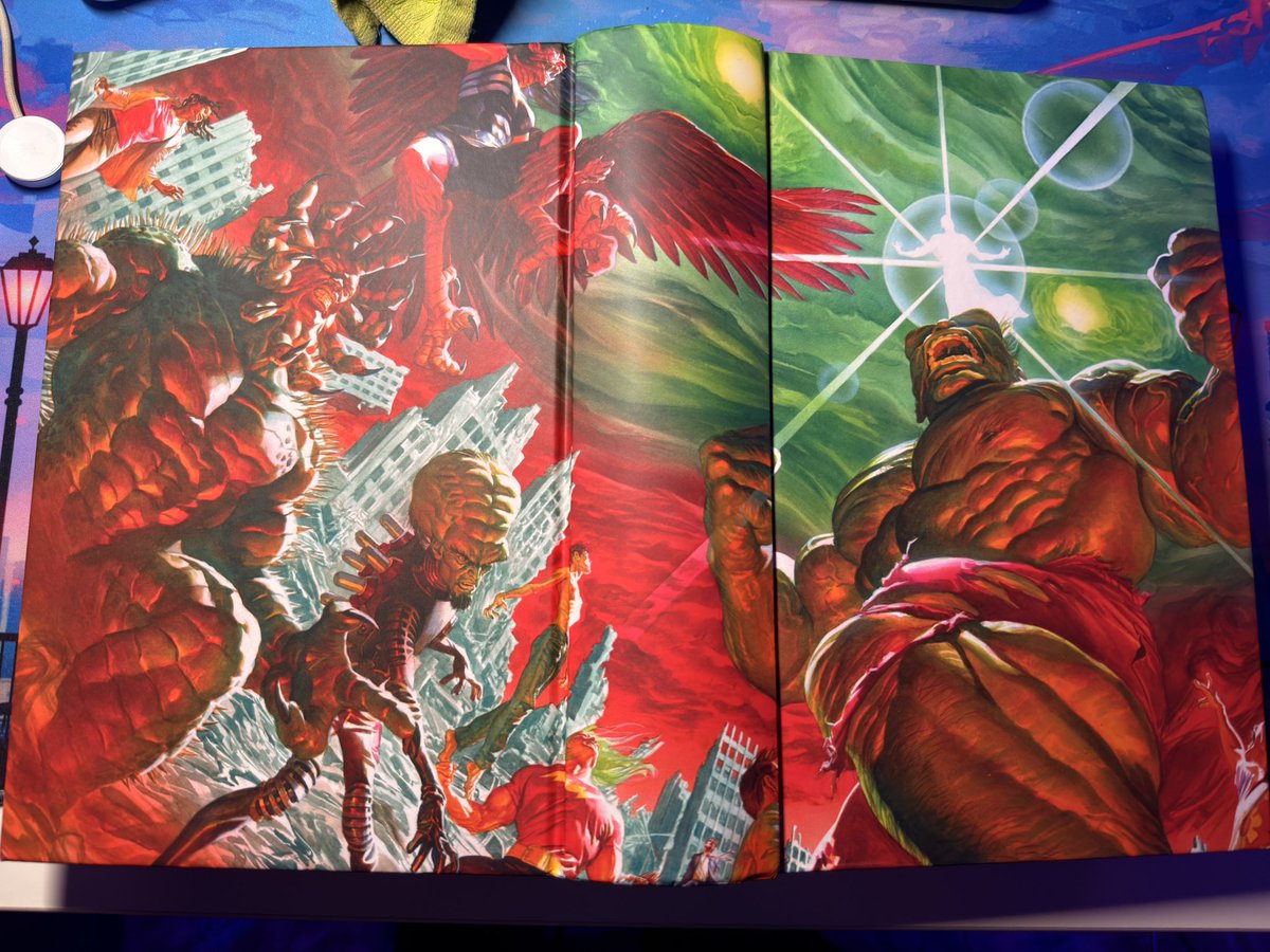 O unico omnibus insano de bonito que ja vi da marvel sem a luva é o do Immortal Hulk