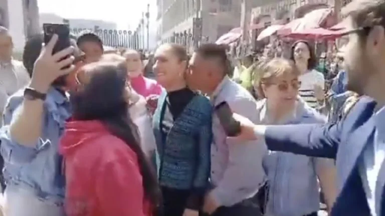 Un día la sacan para ser manoseada; al otro, le asignan una escolta desmesurada.
La esquizofrenia del poder entre la parafernalia y la vacuidad.