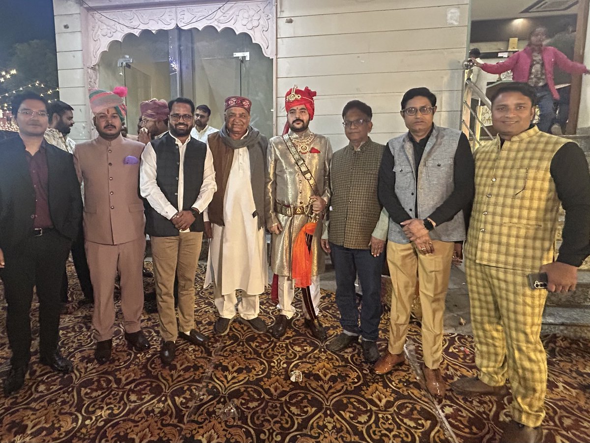 Rcgurjar2's tweet photo. राजपूत समाज जिलाध्यक्ष बड़े भाईसाहब दीपक नरुका जी के पारिवारिक विवाह कार्यक्रम में, जसराज सिंह की शादी में समस्त मित्रगणों के साथ शामिल हुआ।
जसराज सिंह जी को विवाह की हार्दिक एवं मंगलमय शुभकामनाएँ।
@rajput_of_india https://t.co/QiBLwQDez0