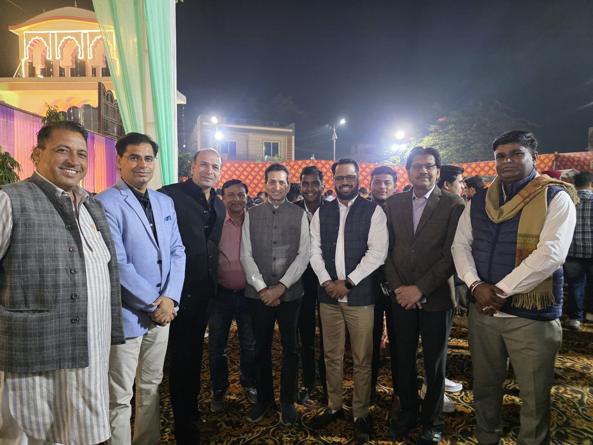Rcgurjar2's tweet photo. राजपूत समाज जिलाध्यक्ष बड़े भाईसाहब दीपक नरुका जी के पारिवारिक विवाह कार्यक्रम में, जसराज सिंह की शादी में समस्त मित्रगणों के साथ शामिल हुआ।
जसराज सिंह जी को विवाह की हार्दिक एवं मंगलमय शुभकामनाएँ।
@rajput_of_india https://t.co/QiBLwQDez0