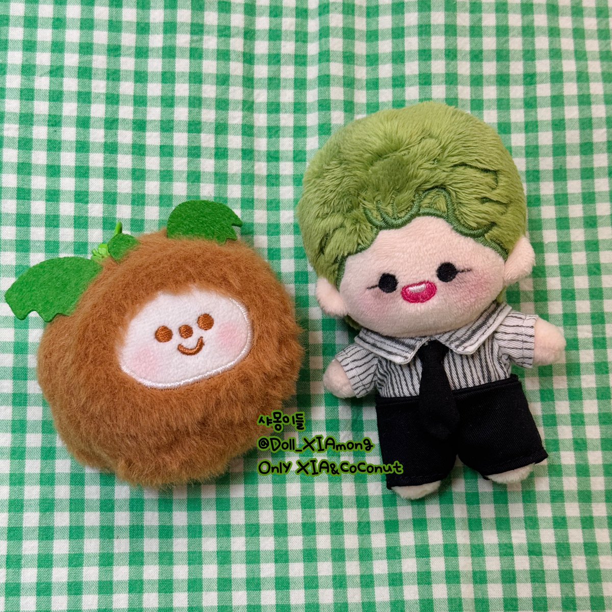 비틀꼬몽이 포스터 패러디 의상은 흰셔츠에 한땀한땀 그린 수제🤣 줄무늬셔츠입니다😅(feat.흑꼬몽이 넥타이&amp;바지)

차캐차캐 코돌이랑 사이좋게 지내🥥👻