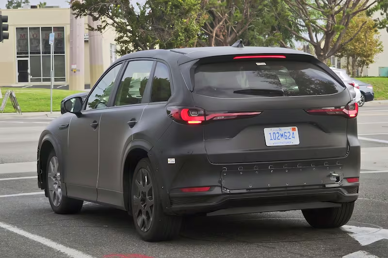 ブログ更新しました✍

先日米国でスクープされたマツダのEV専用プラットフォーム関係と思われるテスト車両をより間近で撮影した写真が出てきました。
外観はラージ商品群SUVですが、短くなった全長やホイールの引っ込み具合を見るともう少し小さい車体を想定してるかも？

（ブログURLはリプライへ）