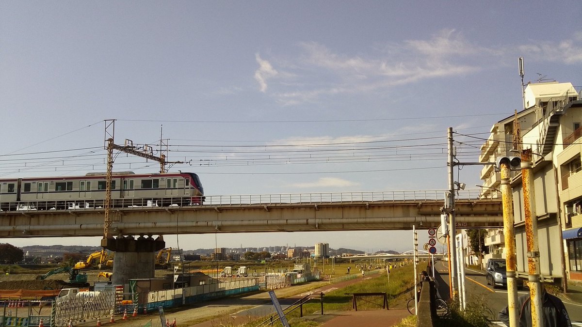 reddrag64988892's tweet image. 先週に続き、本日も多摩川土手を散歩です。
前回とは逆で、多摩川上流方向へ1時間以上歩き、京王線の鉄橋まで来ました。
途中で見つけた、薪釜ピッツァのお店でマルガリータと缶ビール！