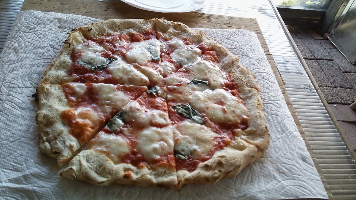 reddrag64988892's tweet image. 先週に続き、本日も多摩川土手を散歩です。
前回とは逆で、多摩川上流方向へ1時間以上歩き、京王線の鉄橋まで来ました。
途中で見つけた、薪釜ピッツァのお店でマルガリータと缶ビール！