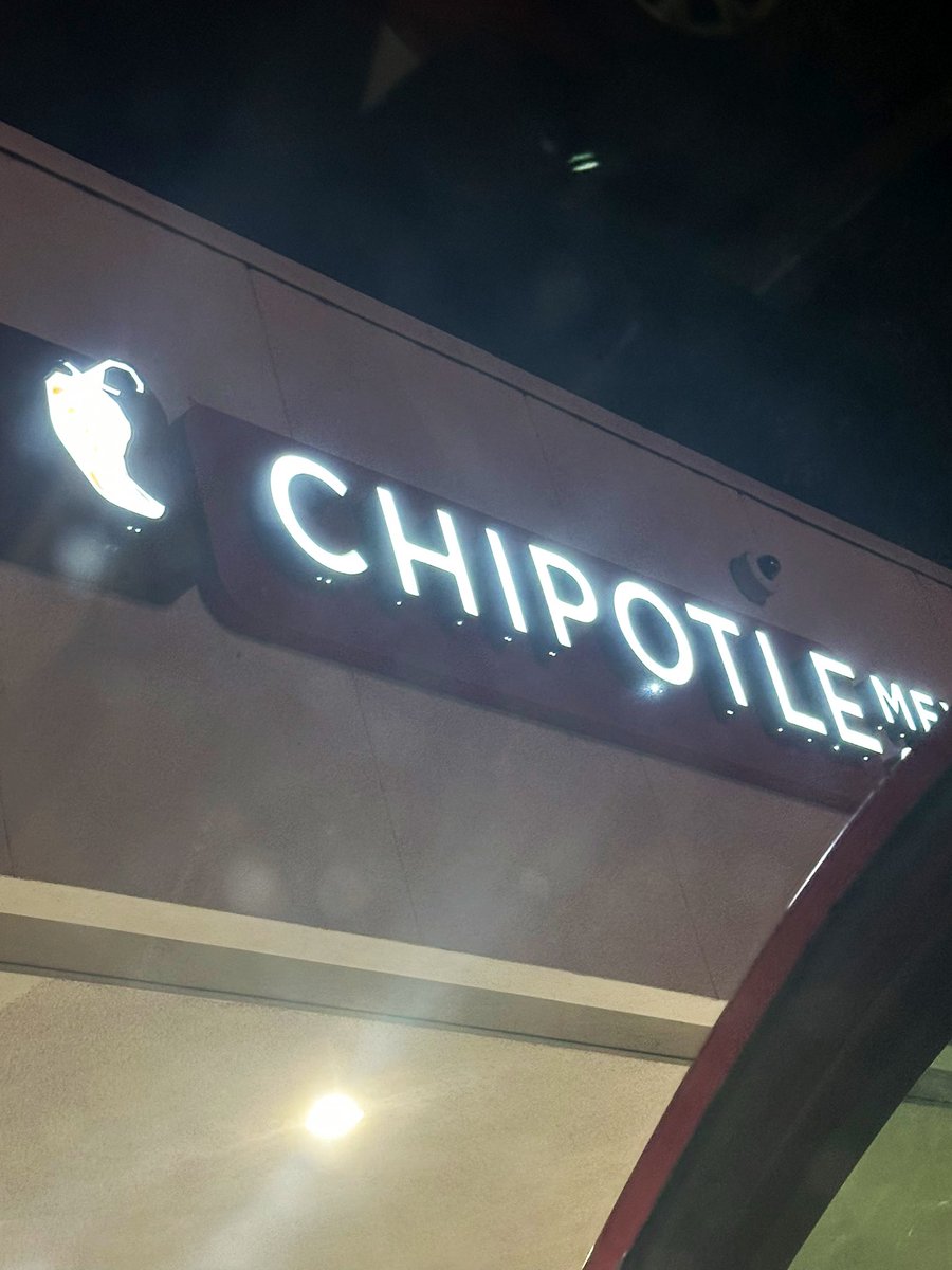 free_style_chef's tweet image. Friday night treat inbound! 

I didn’t feel like getting out of the car, thanks hubby! 

#twittersupperclub #chipotle #burrito