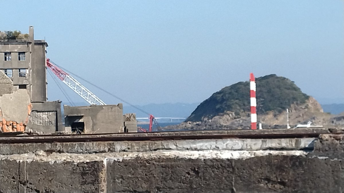 11月15日(土)晴れ

午前便、上陸できました🙌🏻

最近軍艦島では建物の調査と保全が業者さんによって行われていますが、今日は大きなクレーン船も使って作業されていました👷
安全に見学できるのはこういった方々の力があってこそです🫡

#軍艦島  #軍艦島クルーズ  #端島 
 #高島  #世界遺産  #長崎観光