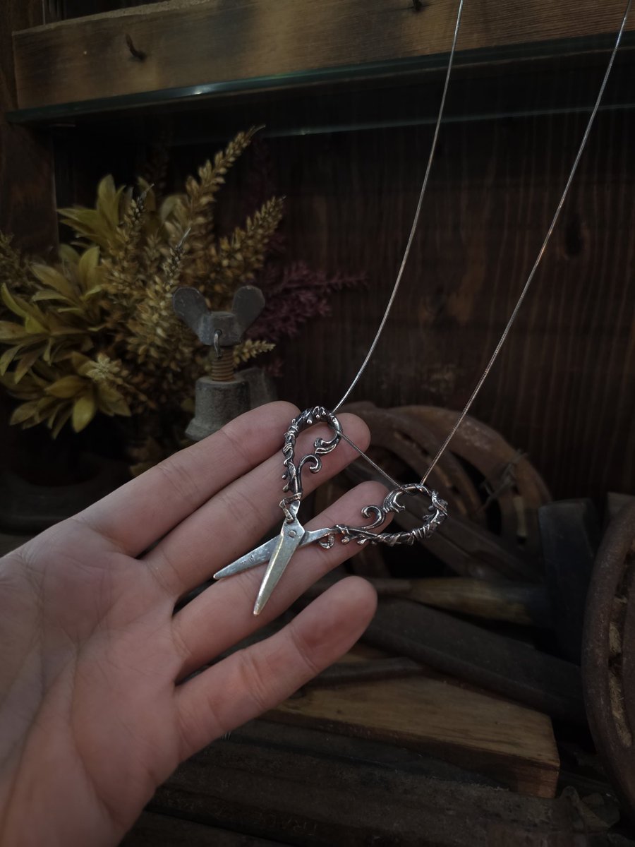 Beautesque 
Injured 
Pendant 
¥35200

 本日も宜しくお願いいたします。
instagram.com/p/DRD_4woErYA/…