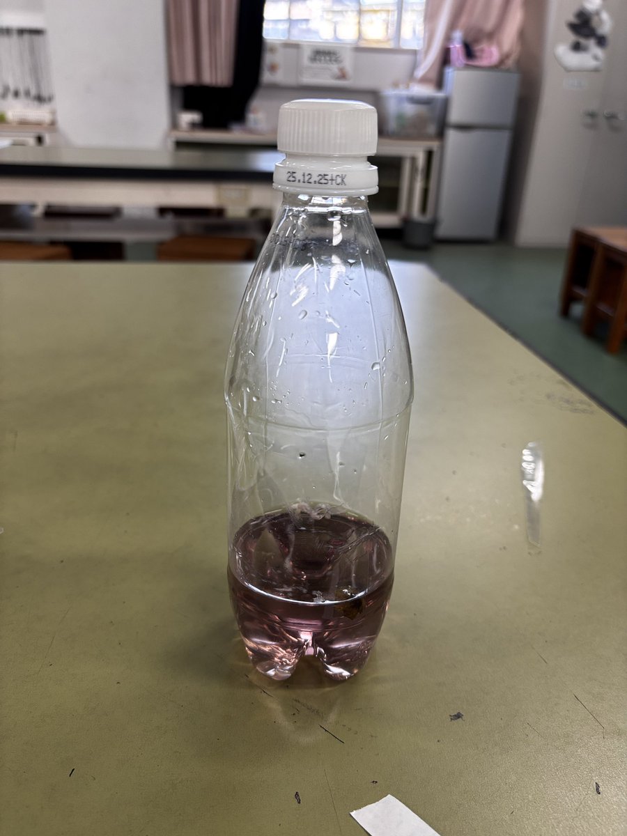 crm_i0's tweet image. マローブルー、ゆかりだと薄いんだよなあ。
これだとアルカリ性と酸性混ぜた時に中性になるのがわかりにくかった💦
水溶液で虹色作るのに、最適な指示薬はなんでしょう？紫キャベツがどこにも売ってなくて…。