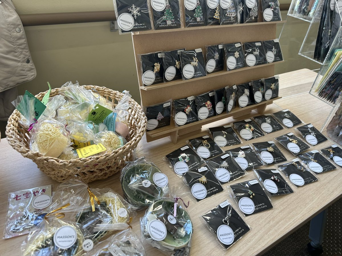 保育園の運動会の後は、蓮沼ふれあい祭りに伺いました。
民生委員の皆さんや町会婦人部の皆さんが和踊りをされるということで、体育館にお顔出しに行ったら、一緒に踊ることに！
見様見真似で「マツケンサンバ」「民生音頭」を踊りました。楽しい時間をご一緒させていただきました。