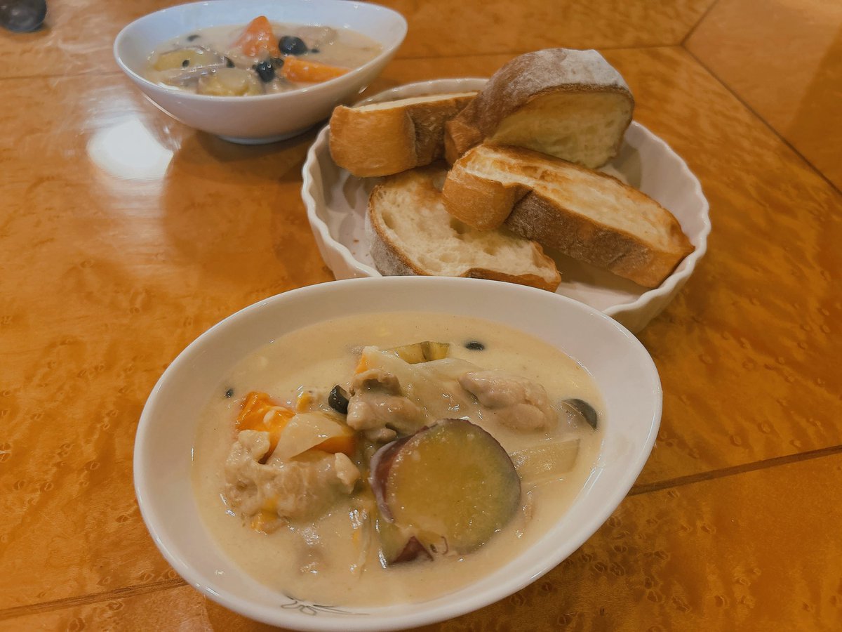 こちら昨日作ったクリームシチュー💁‍♀️
ルーを使わず、ブールマニエをして作ったよ😗ブールマニエをしてね、