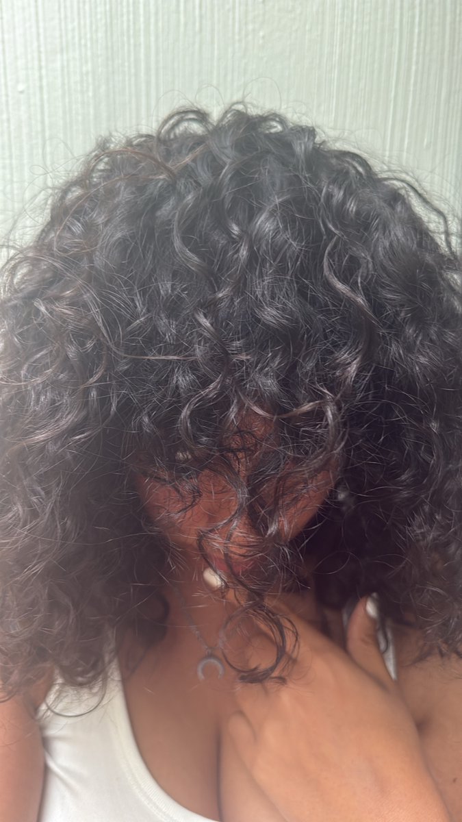 CurlyWurdy's tweet image. Tell me smartie pants, what color is my hair? 🤔 flash vs no flash #curlyhair #curls