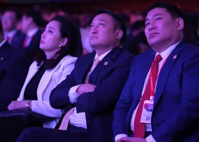 80 оны Улсын шилдэг 3 хулгайч....
Хууль. Нүүрс..Зээл тусламж. 
Тусламжийн Цай хүртэл хулгайлдаг Өлөнгүүд....