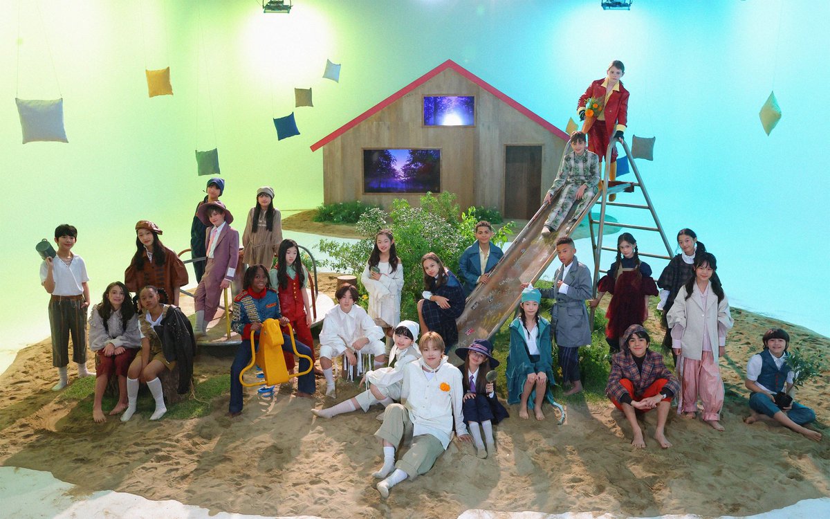 hognjung's tweet image. Here&apos;s to show you my 24 models + 1 show director. Curious on how you find the director one.