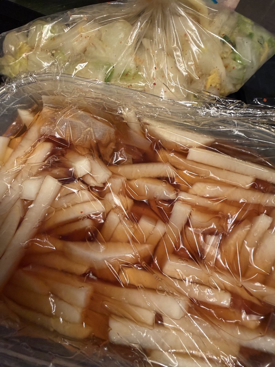 家で漬物を作った！
大根と白菜で二種！

一人暮らし4年目にして
ようやく和食に手を出す男

こないだは肉じゃが
今度は煮物に挑戦したい