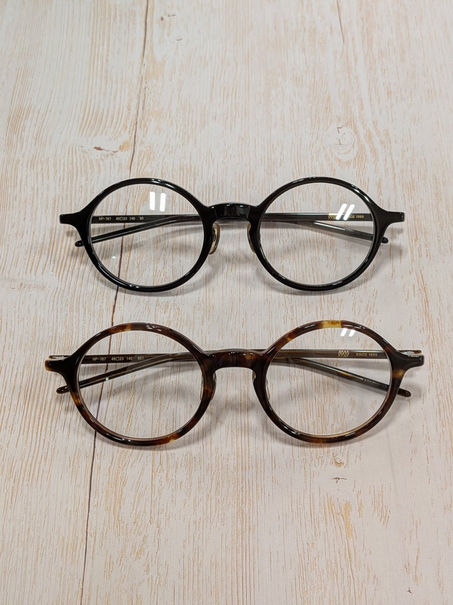SIOJIRIpowers's tweet image. 999.9の新作
フロントからテンプルに掛けてのラインがシンプルで細身な印象
逆Rヒンジも付いており軽やかに掛けられます
小さすぎないサイズ感のラウンド型です
999.9 NP-767 90, 657 49Φ
#フォーナインズ #メガネのシオジリ