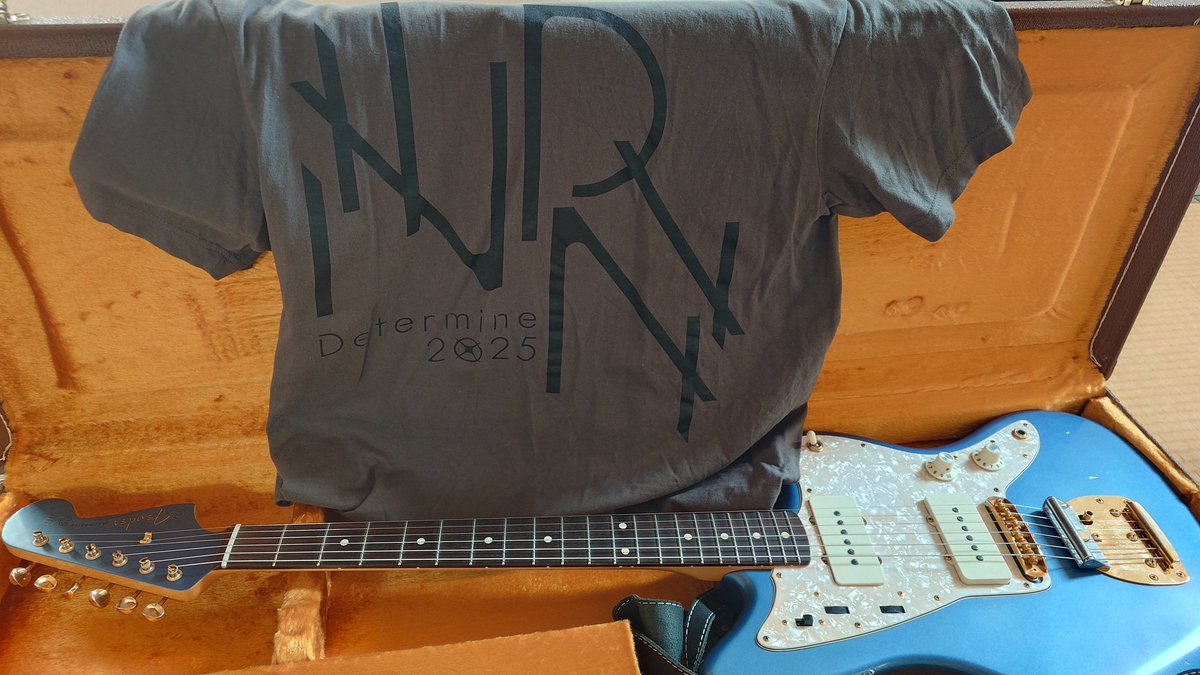 drivenboost's tweet image. 「INORAN Final Day」  
初参加のライブ前にツアーTとジャズマスター並べてみた。  
テンション上がって半袖は寒いけど、着たい気持ち。

#INORAN #Determine2025 #Jazzmaster #Fender #ギター好きと繋がりたい #LUNASEA #ツアーTシャツ