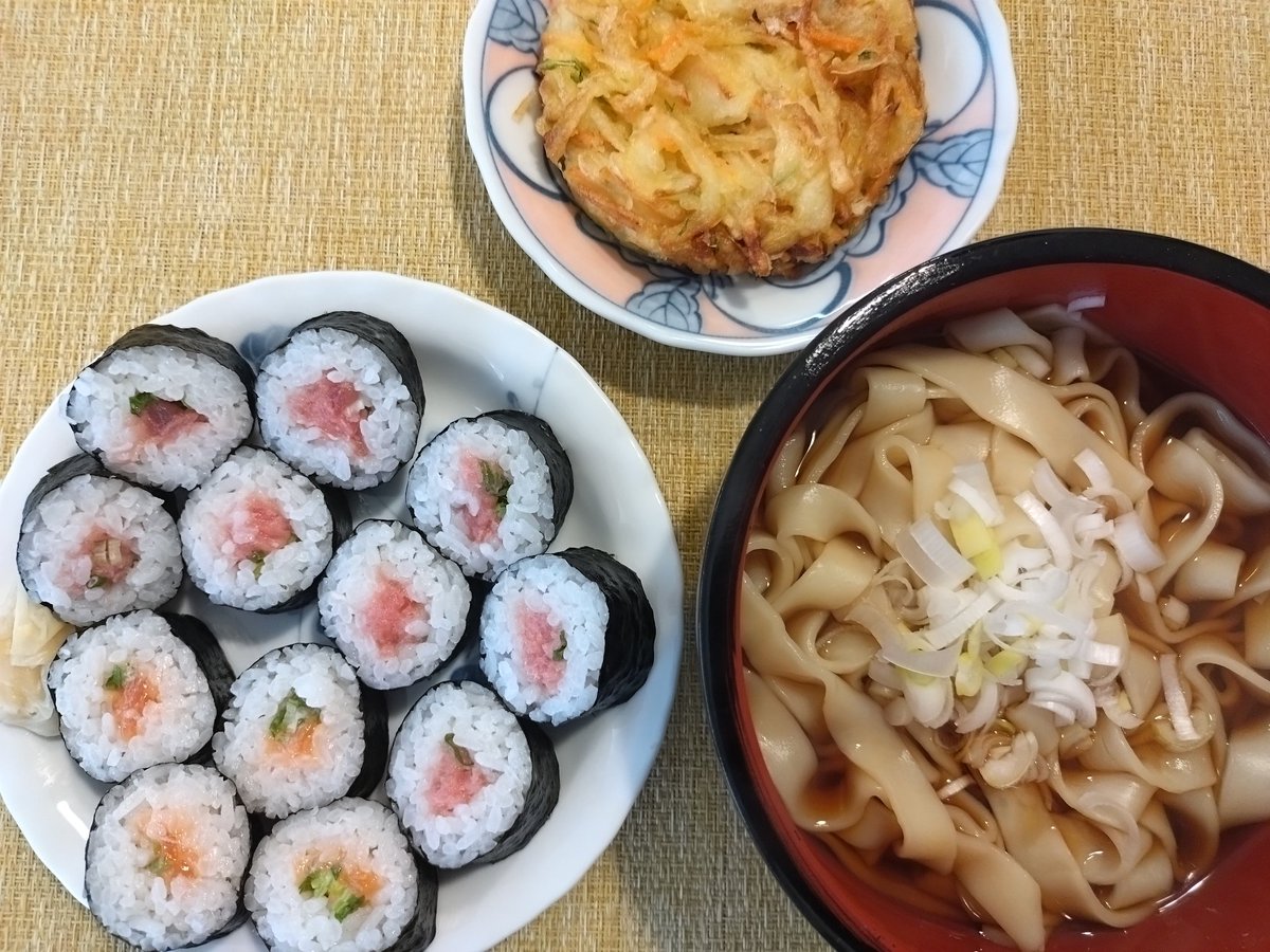 pyonneko2024's tweet photo. ☀🌹🍚🎶

こんにちは。

相変わらず忙しい日々でした。

お家ご飯も簡単なものばかり。
（自作+惣菜の組み合わせ多し）

外食ばかりだとお金かかりますからね。

#11月15日
#お家ご飯
#バラ園
#巻き寿司
#きしめん
#かき揚げ
#あんかけ焼きそば
#メンチカツ
#家計に優しい
#TLを花でいっぱいにしよう https://t.co/fjShlP3zs5