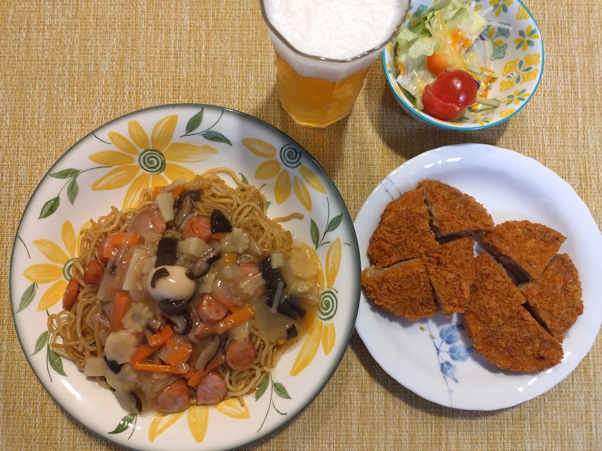 pyonneko2024's tweet photo. ☀🌹🍚🎶

こんにちは。

相変わらず忙しい日々でした。

お家ご飯も簡単なものばかり。
（自作+惣菜の組み合わせ多し）

外食ばかりだとお金かかりますからね。

#11月15日
#お家ご飯
#バラ園
#巻き寿司
#きしめん
#かき揚げ
#あんかけ焼きそば
#メンチカツ
#家計に優しい
#TLを花でいっぱいにしよう https://t.co/fjShlP3zs5