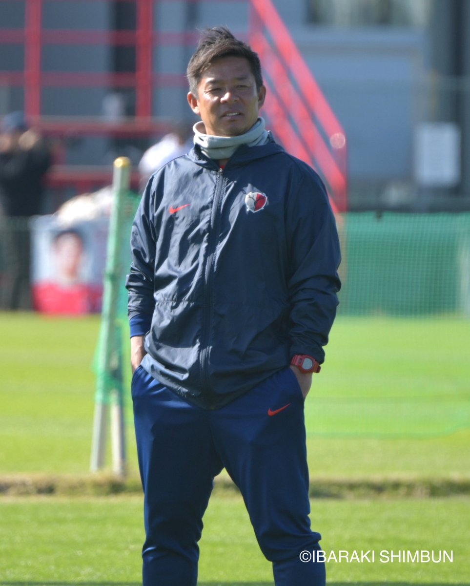 undou_ibaraki's tweet image. 【J1鹿島】 #antlers
11/15 公開練習レポート

全体練習終了後の自主トレで、
ミドルシュートを打ち込むMF陣⚽️

ゴール左上隅に豪快なシュートを決めた
#三竿健斗 選手は
「よーし、オニさんが見てた」と冗談混じりにガッツポーズ💪🏻
その様子を #鬼木達 監督は
にこやかな表情で見つめていました☺️