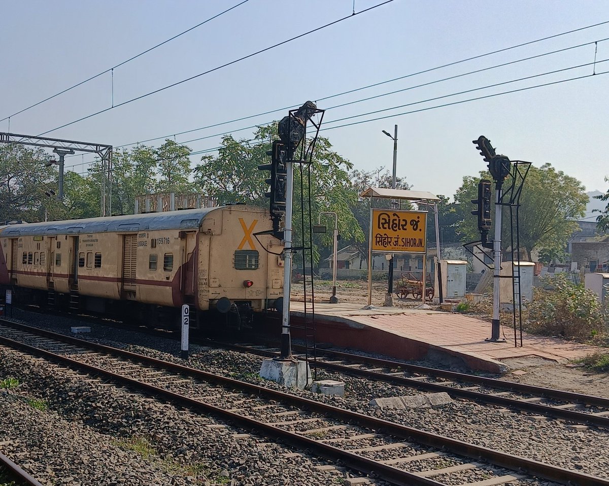 ભાવનગર કાકીનાડા અને ભાવનગર આસનસોલ એક્સપ્રેસ ટ્રેન ના સ્ટોપેજ સિહોર જંકશન રેલ્વે સ્ટેશન પર મંજૂર કરવા નિવેદન છે. 
ઔધોગિક નગરી સિહોર માં અનેક પરપ્રાંતિય પરિવારો રોજગારી અર્થે સિહોર માં સ્થાયી થયા છે. 
પરિવહન ની સુવિધા વધારવા માંગ છે..

 <a href="/DRM_BVP/">DRM Bhavnagar</a> <a href="/Nimu_Bambhaniya/">Nimuben Bambhaniya</a> <a href="/AshwiniVaishnaw/">Ashwini Vaishnaw</a>