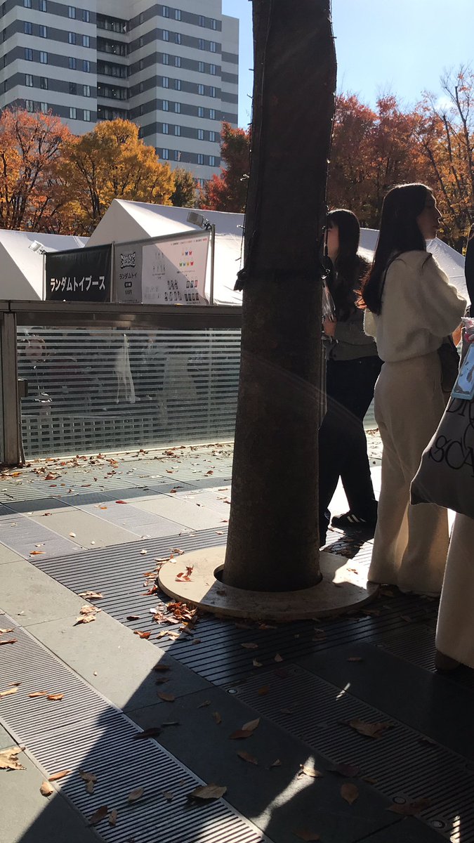 sohee_bou's tweet photo. @___moon__nana_ 今この辺りで座ってるので、列抜けたらご連絡下さい！ https://t.co/0A9zbuCYcz